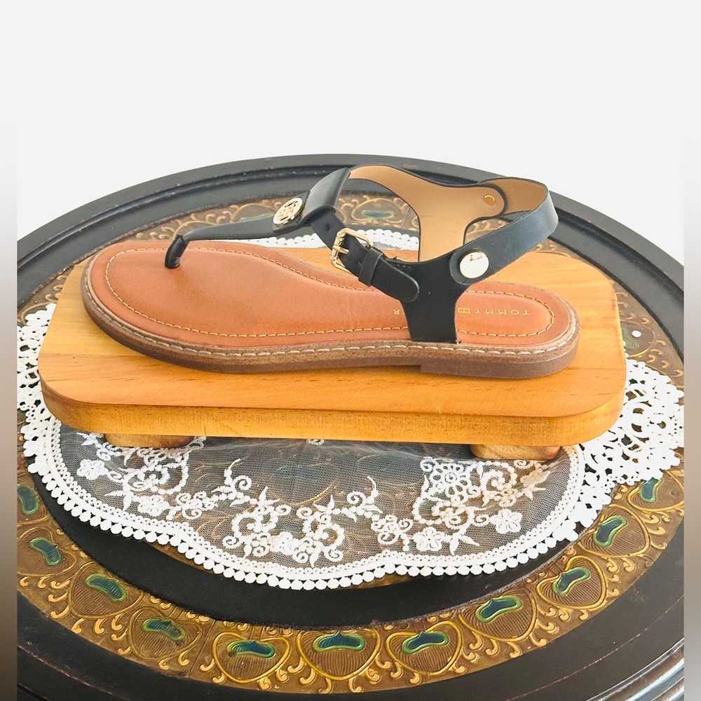 🌻Tommy Hilfiger Open-Toe T-Strap Sandals, Sz 9, Black w/Goldtone Accents (NWT) - Picture 2 of 5